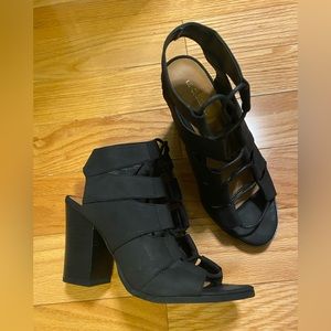 Le Chateau size 7.5 black suede sandals/ Like New